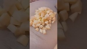 Как быстро нарезать сырую картофель кубиками - для супа?