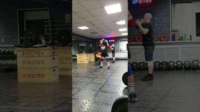 EMOM с мячом 30 кг (20 и 15), взятие+присед+швунг каждую минуту по 5-6-7 повт. смотреть онлайн