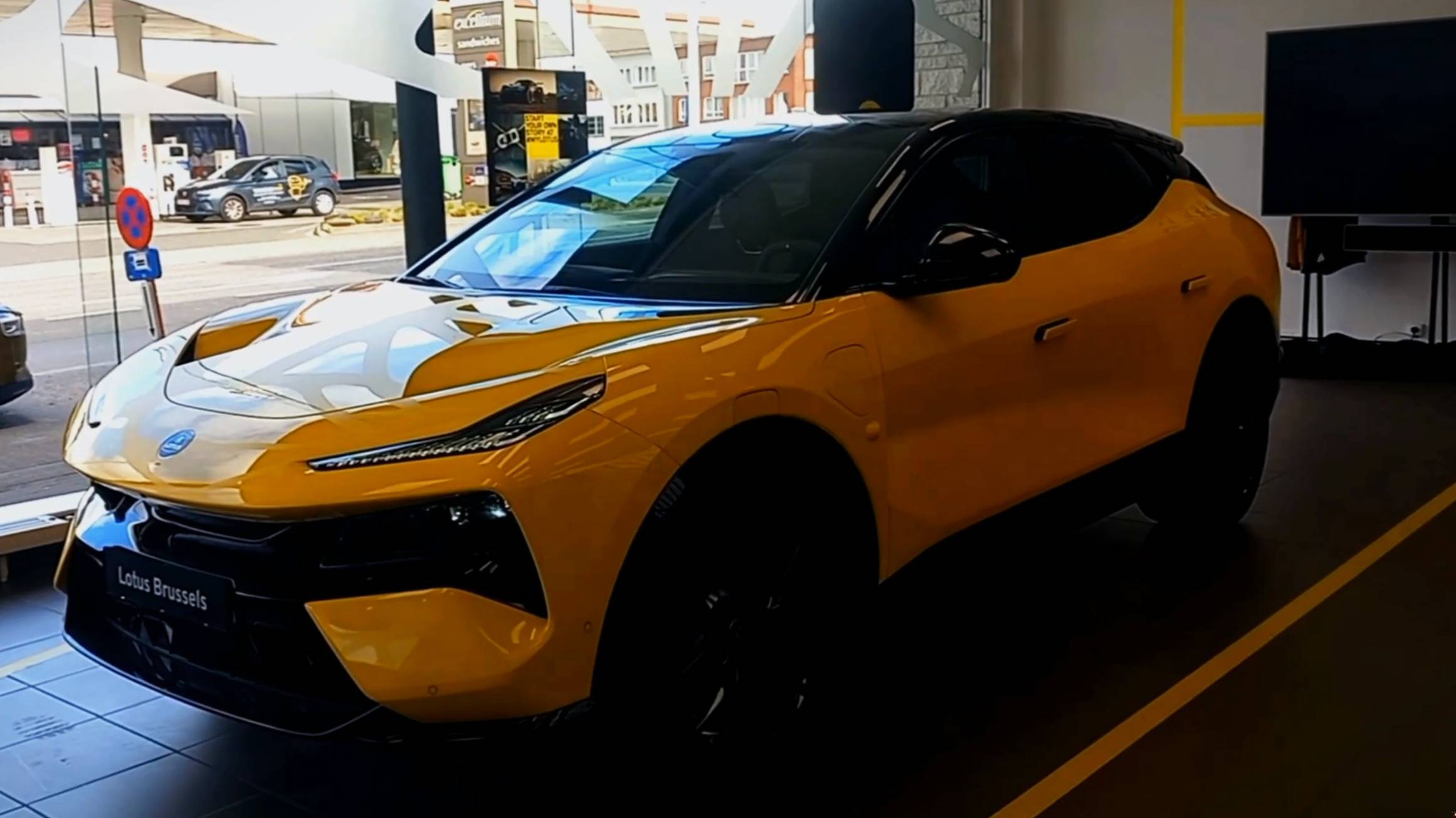 "Lotus Eletre R 2024": Обзор экстерьера и интерьера смотреть онлайн