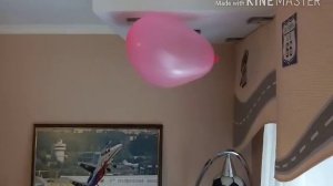 Експеремент шарик без клея висит на потолке шок! Невозможно магия