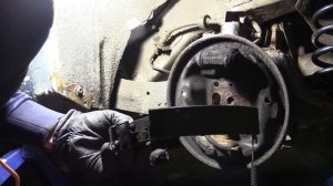 Снятие и установка задних тормозных колодок Форд Фокус 1 - тормоза барабанного типа