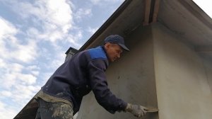 Как приклеить сетку на пенопласт. Армирующий слой фасад. Как затянуть фасад сеткой с клеем.