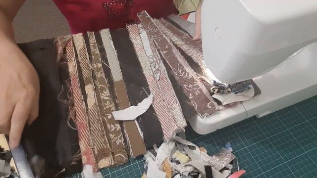 ШЬЕМ КОВРИК ИЗ ЛОСКУТОВ БЫСТРО И КРАСИВО ???НОВАЯ ВЕЩЬ ИЗ СТАРЫХ ОБРЕЗКОВ. смотреть онлайн