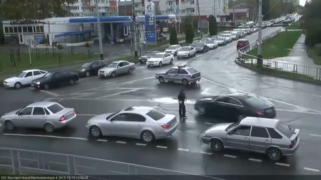 Копия видео "Сотрудник ДПС пытается остановить свадебный кортеж" смотреть онлайн