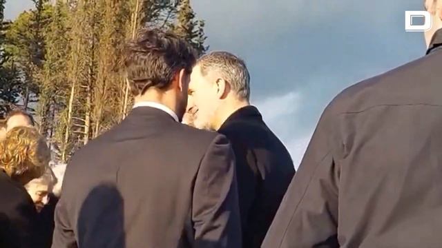 Así fue el cariñoso abrazo del Rey Felipe y el Rey Juan Carlos en el entierro de Constantino II смотреть онлайн