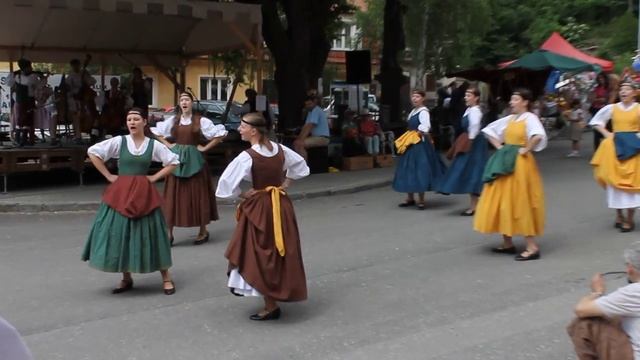 Česká republika, Karlštejně. Народные танцы мира. Уличные танцы. смотреть онлайн