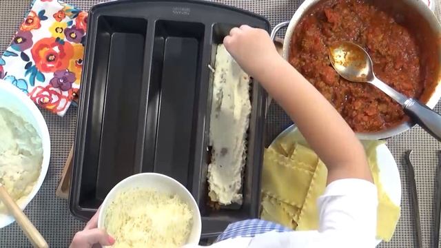 Lasagna 3 Ways and Cookie Spoons for Dessert | Cooking With Kids | Chicago Metalic Pans смотреть онлайн