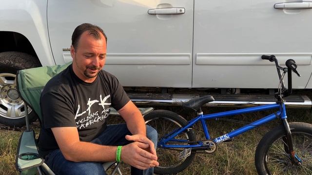 This Guy Makes His Own BMX Frames! смотреть онлайн