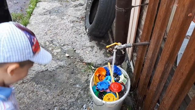 Радомир моет игрушки под краном. Делает фонтанчик и брызги. смотреть онлайн