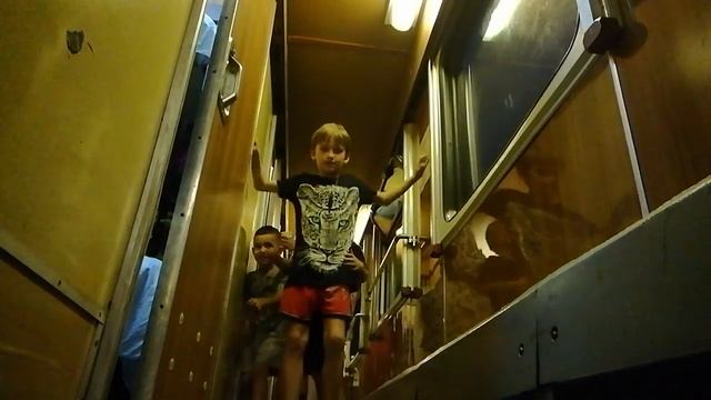 Купе в поезде. Мы лазим по стенам. смотреть онлайн