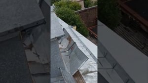 Демонтаж и монтаж желоба водосточки на фальцевой кровле!