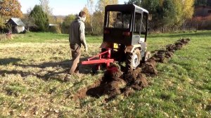 Китайский минитрактор Синтай 180.  Пашем целину плугом Виракс