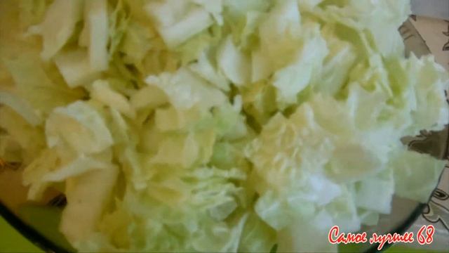 САЛАТ С КОПЧЕНОСТЯМИ, пекинской капустой, сыром и сухариками смотреть онлайн