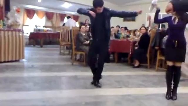 Восточный танцует Лезгинку смотреть онлайн