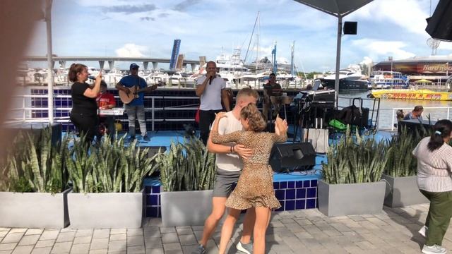 Miami Downtown - Salsa Improvisation | Ustin & Ieva смотреть онлайн