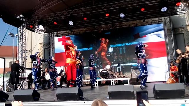 Зажигательные танцы на Тбилисоба в Минске .2018 г . смотреть онлайн