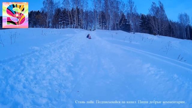 Катаемся с горки на плюшке. Зимние забавы. смотреть онлайн