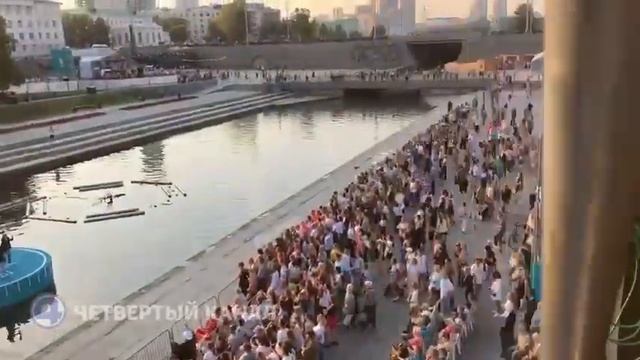 Самый большой танцевальный флешмоб в Екатеринбурге смотреть онлайн