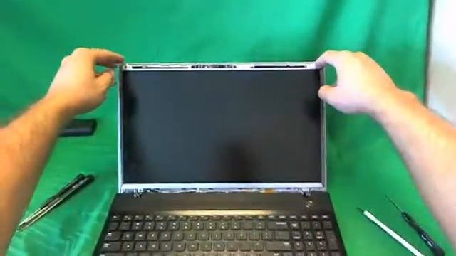 Samsung NP300V5A Laptop Screen Replacement Procedure смотреть онлайн