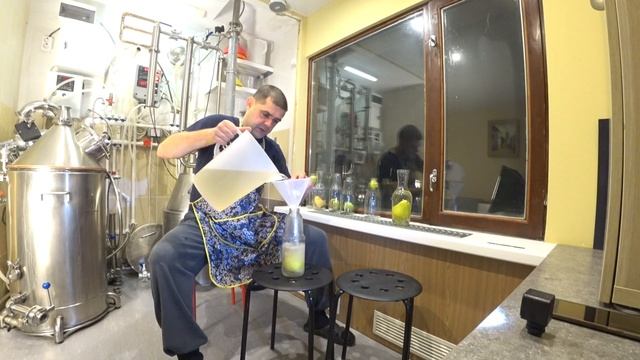 Грушевый КАЛЬВОКОНЬ ч.3 Заливаем груши дистиллятом. смотреть онлайн