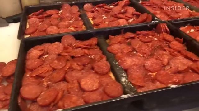 Уличная еда -Детройтская пицца пепперони ,в лучших традициях ENG SUB смотреть онлайн