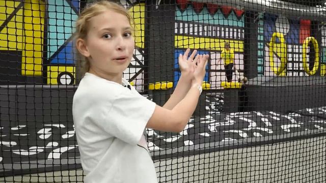 Маленькая Вера и Медведь - Вера играет в центре развлечений Do a Flip смотреть онлайн