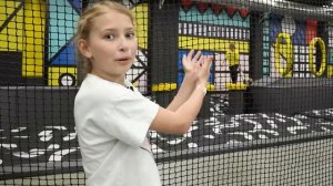 Маленькая Вера и Медведь - Вера играет в центре развлечений Do a Flip