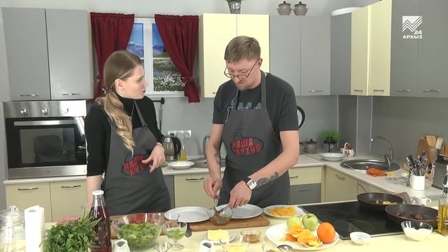 Наша кухня. Готовим теплый салат с куриной печенью и клубничный суп (17.03.2019) смотреть онлайн