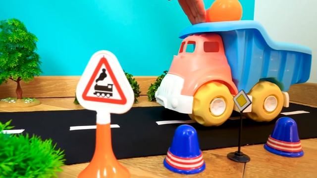 Машинки в Школе: наполняем бассейн шариками и собираем слова! Развивающие видео для детей