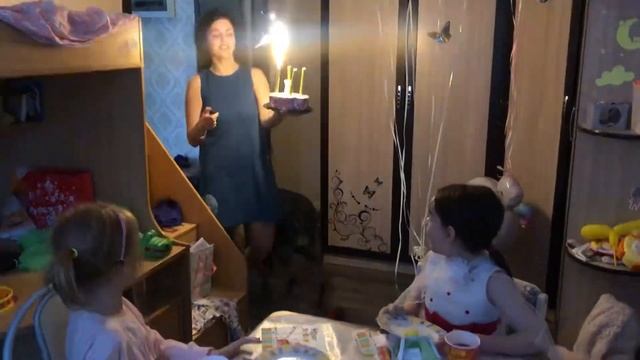 День Рождения! Торт со свечами. смотреть онлайн