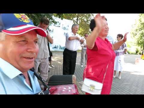 "Матанечку" играет и припевает Виктор Першин, с ним ельчанки и липчанки поют, пляшут, руками машут! смотреть онлайн