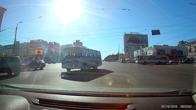В Воронеже мужчина пытался остановить «ПАЗик» руками смотреть онлайн