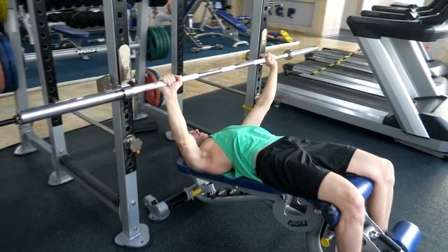 Жим лежа со штангой с паузой на наклонной скамье вниз смотреть онлайн