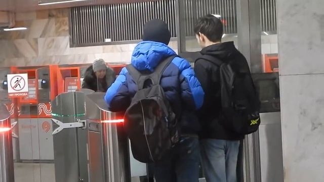 Лайфхак.Как пройти в метро бесплатно. смотреть онлайн