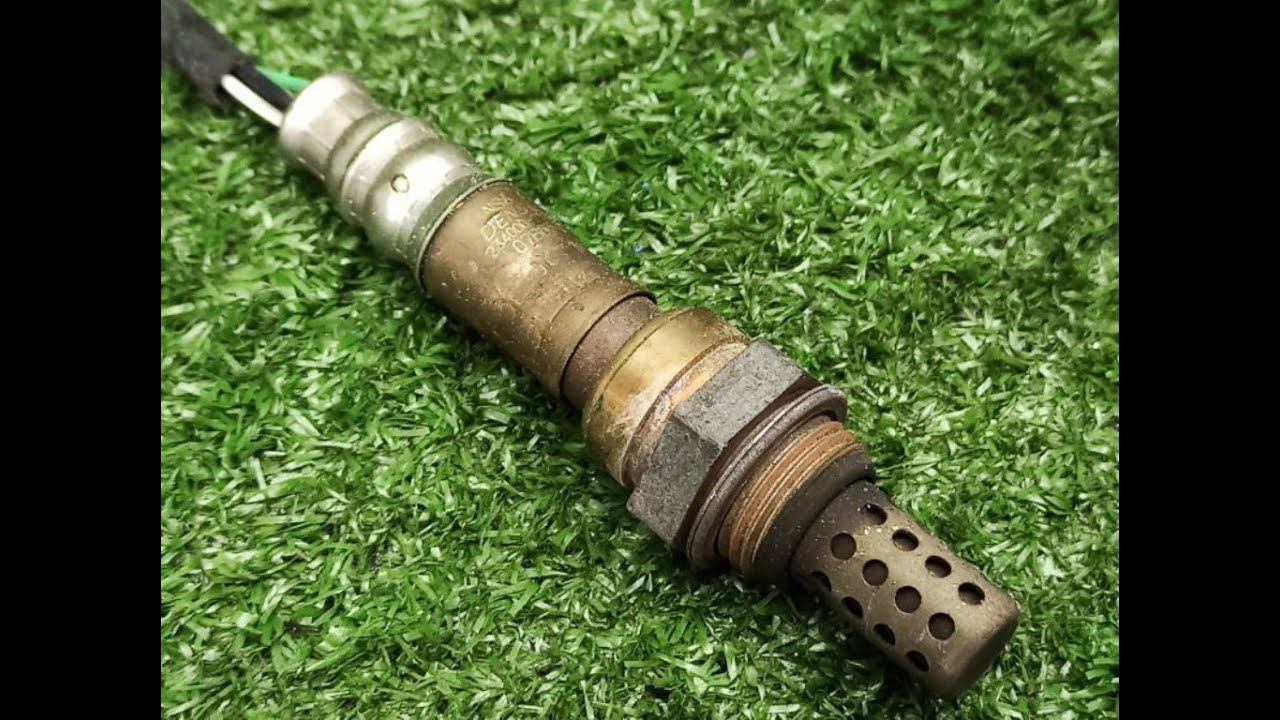 Чистка кислородного датчика на автомобиле Honda Partner