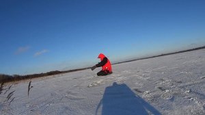 Зимняя рыбалка на озере Врево Глубинный окунь Лютый мороз Сковывает руки Русская Зима
