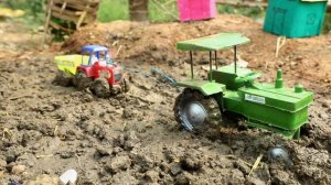 Красный мини-трактор глубоко завяз в грязи. Спасаем!