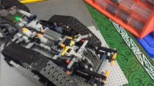 Собрал гусеничный вездеход из Lego Technic с ломающейся рамой и отвалом!