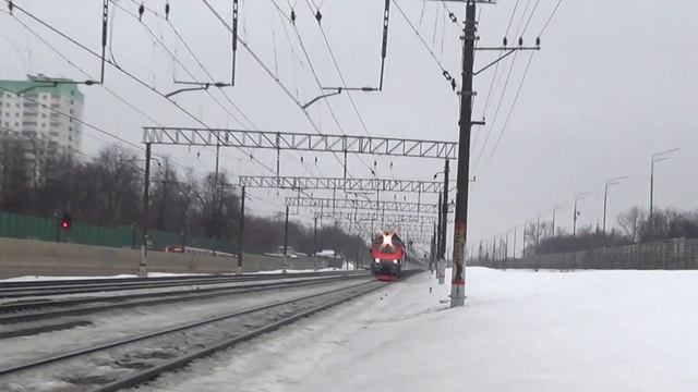 Электровоз ЭП20-031 с пассажирским поездом №56 Москва - Екатеринбург и приветливая бригада смотреть онлайн