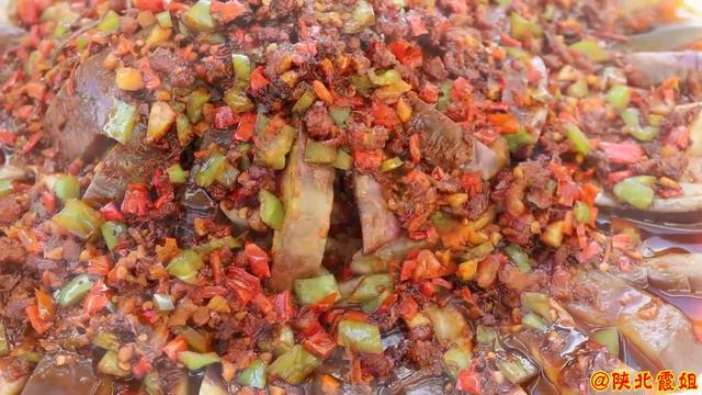 【陕北霞姐】家里的茄子多的吃不完，霞姐自创新做法“肉沫蒸茄子”，太美了，妹妹说要天天都吃！