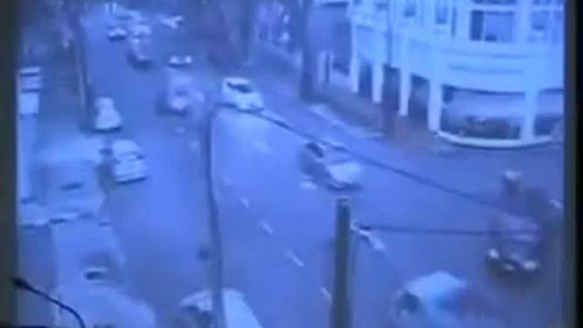 Большой кусок бетона упал на машины смотреть онлайн