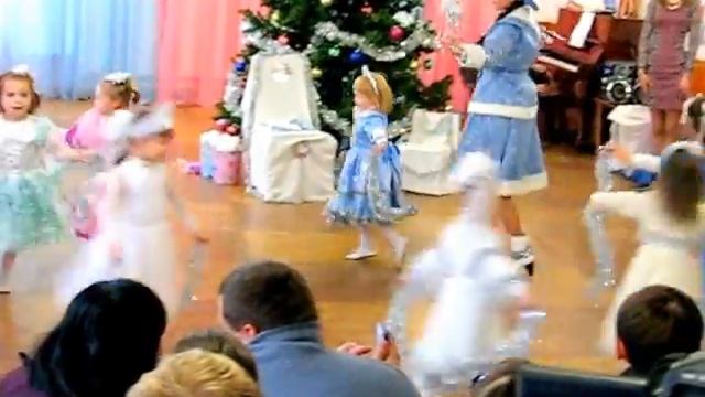 Танец снежинок - Снежинки спускаются с неба (детский вальс) смотреть онлайн