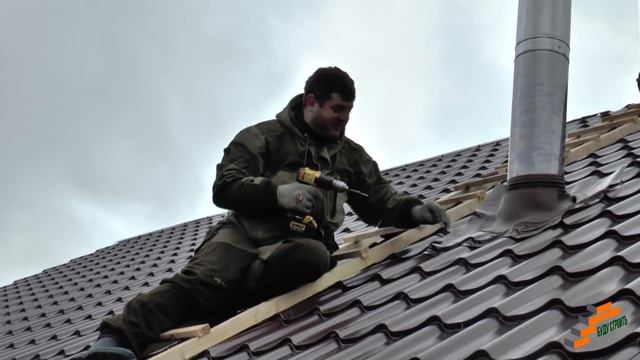 Монтируем Master Flash на металлочерепицу. Как защитить крышу от протекания своими руками. смотреть онлайн