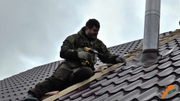 Монтируем Master Flash на металлочерепицу.  Как защитить крышу от протекания своими руками.