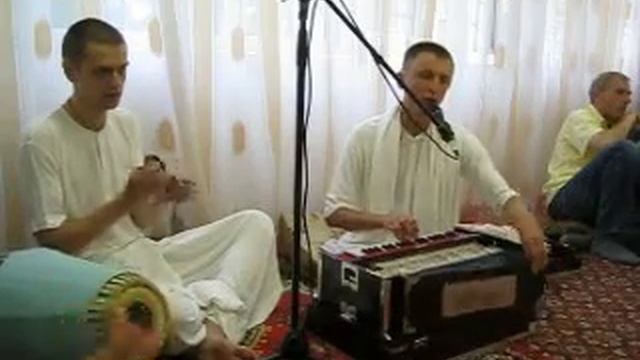 Е.М.Врадж Гопал пр.Киртан,плавно перешедший в Нрисимха Пранаму) смотреть онлайн