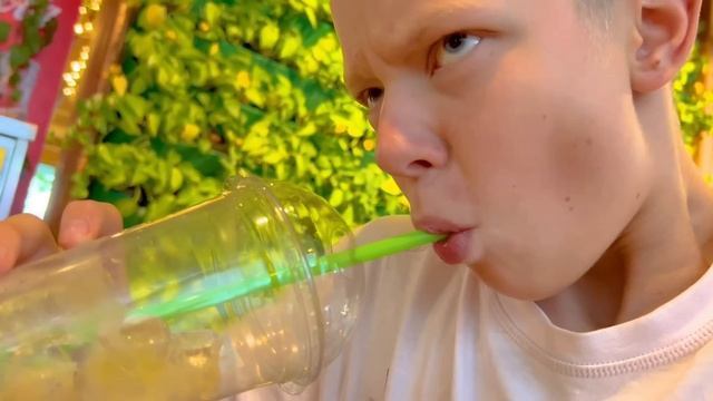 ДЕНЬ МОРОЖЕННОГО. ВСТРЕЧА С ДРУЗЬЯМИ. ВЛОГ ОТ САШИ БРОС ШОУ смотреть онлайн