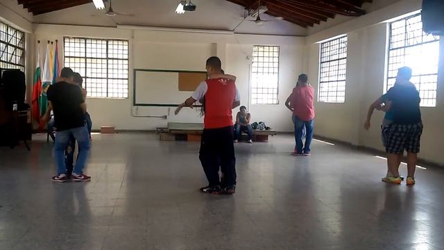 J. J. Y SUS BAILARINES DE BACHATA смотреть онлайн