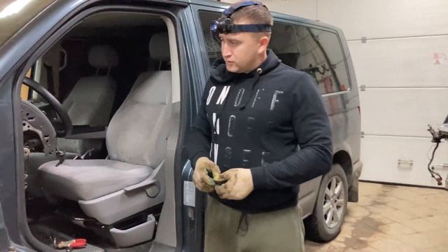 Volkswagen caravelle t5. Замена петли двери. смотреть онлайн