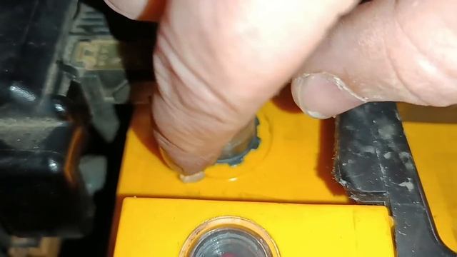 #Аккумулятор Смазывать клеммы, нужно или нет. Экспериментируем с проводимостью тока со смазкой и бе смотреть онлайн