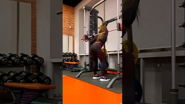 Прикол девушка в тренажёрном зале. Присед штанга смотреть онлайн